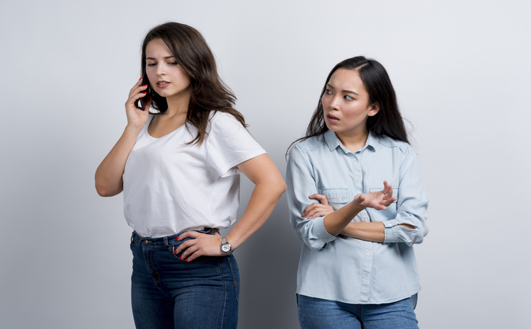 Ilustrasi perempuan yang hati-hati menerima orang baru ke dalam hidupnya. - Image