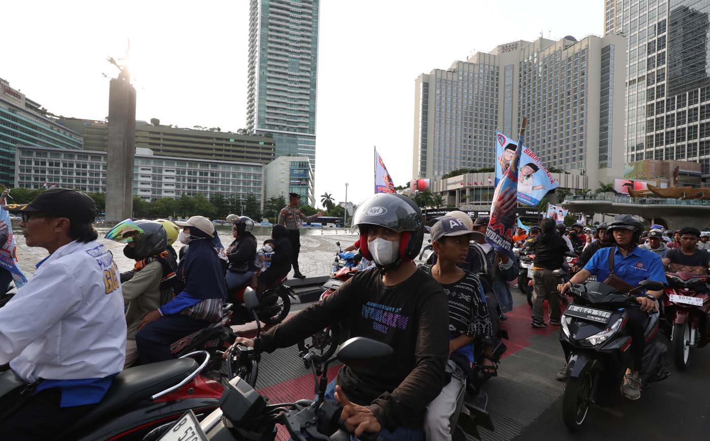 Sejumlah massa pendukung Calon Gubernur DKI dan Wakil Gubernur DKI 03 Pramono Anung dan Rano Karno m