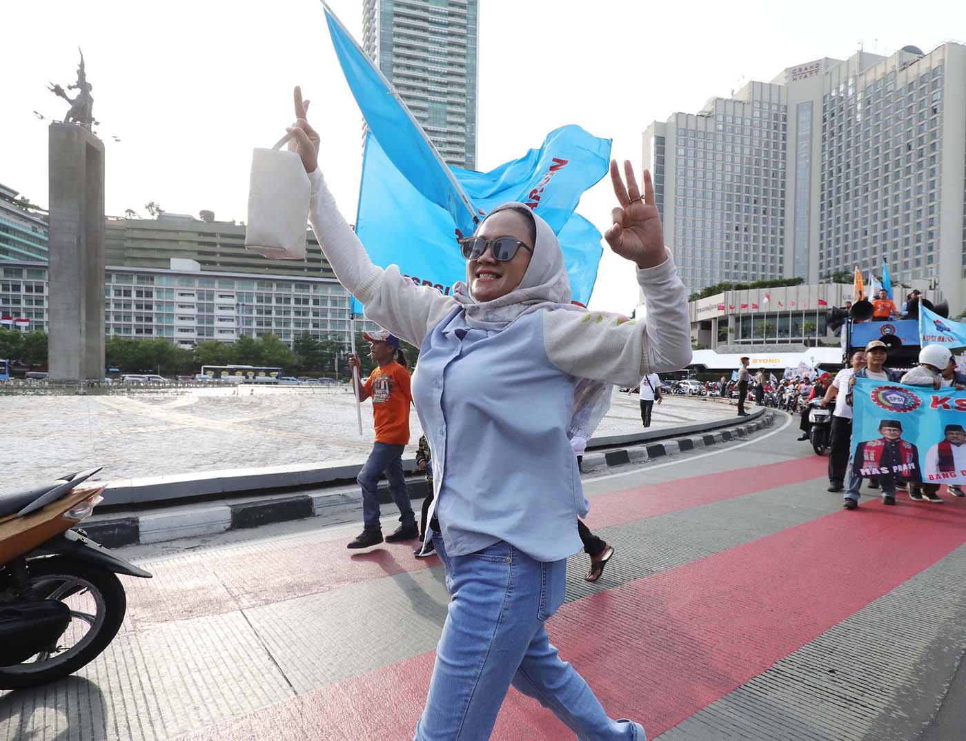 Sejumlah massa pendukung Calon Gubernur DKI dan Wakil Gubernur DKI 03 Pramono Anung dan Rano Karno m