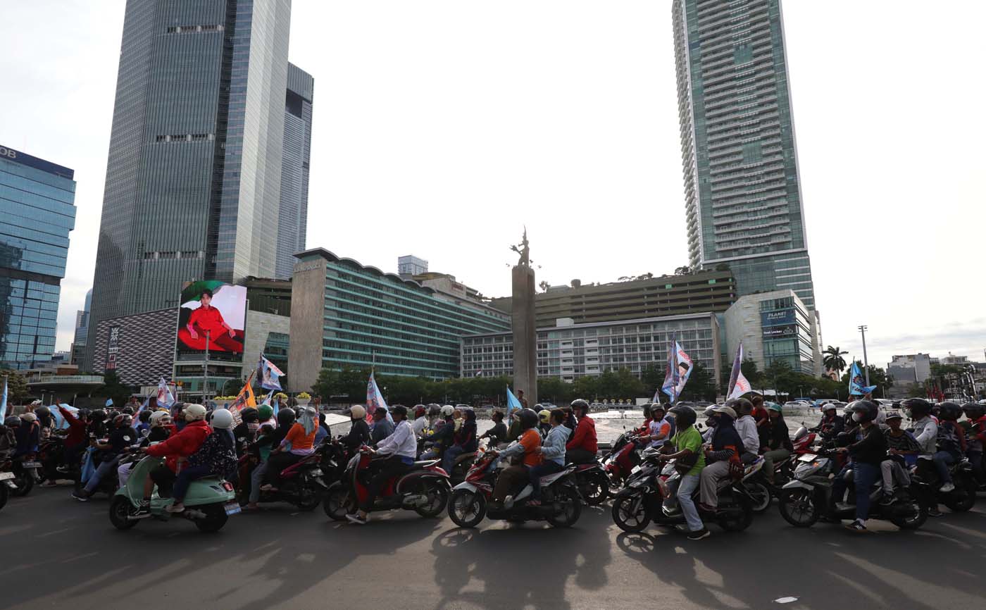 Sejumlah massa pendukung Calon Gubernur DKI dan Wakil Gubernur DKI 03 Pramono Anung dan Rano Karno m