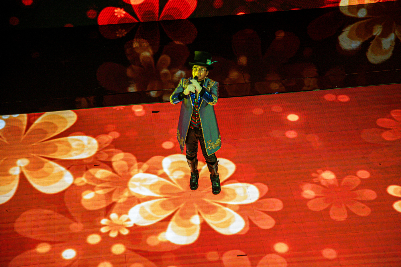 Pemain sirkus Cirque de Luna menghibur pengunjung di Summarecon Mall Serpong, Tangerang, Rabu (27/11