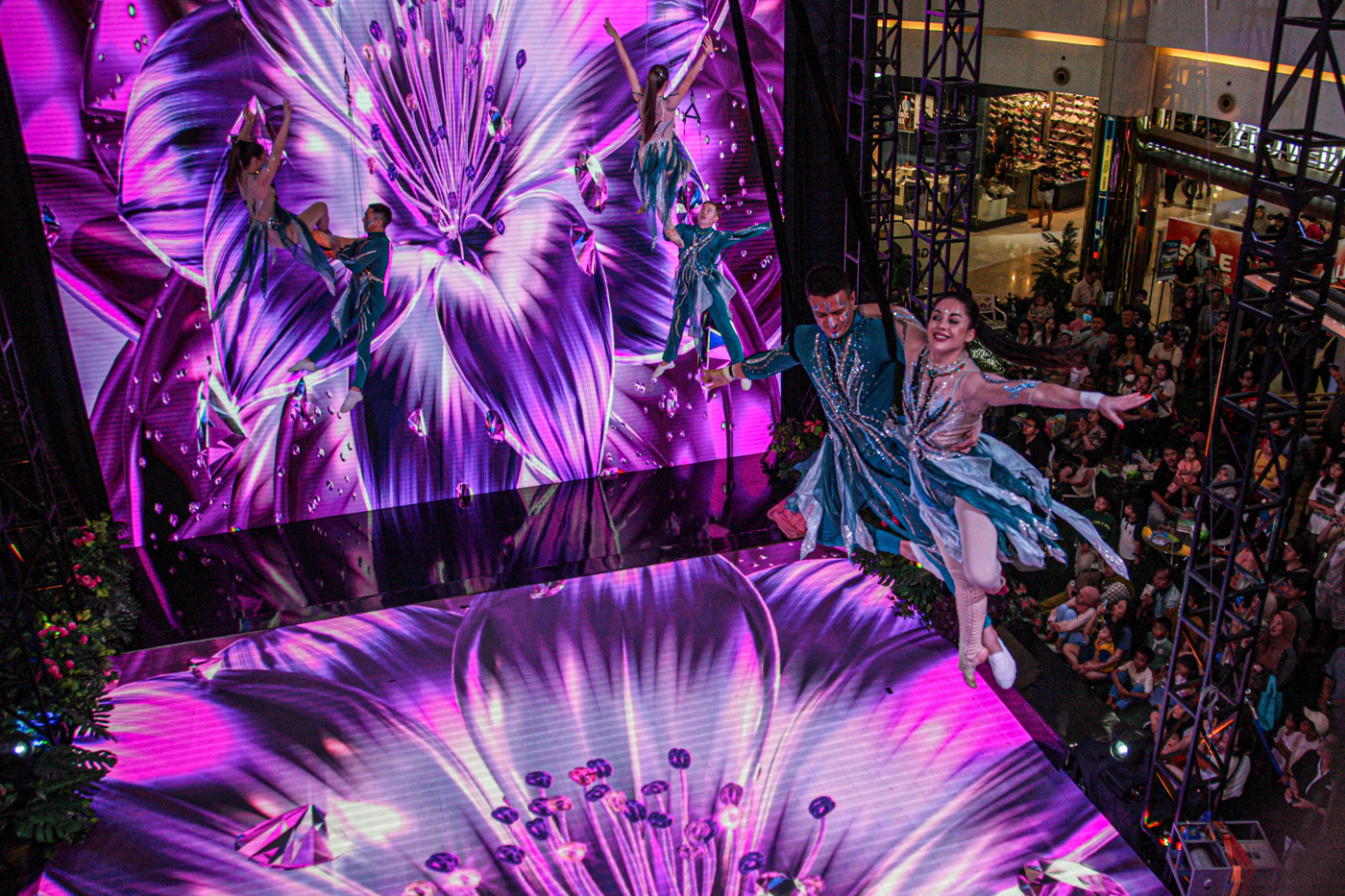 Pemain sirkus Cirque de Luna menghibur pengunjung di Summarecon Mall Serpong, Tangerang, Rabu (27/11