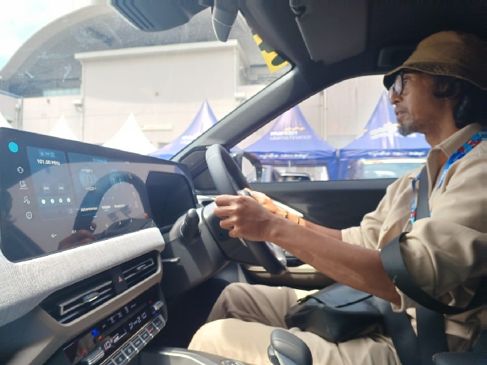 Tim JawaPos.com saat mencoba fitur baru yang ada pada Mitsubishi XForce DS. - Image