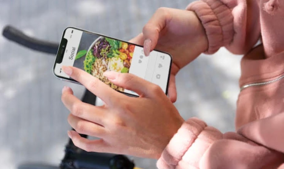 Ilustrasi orang menggunakan media sosial Instagram (Freepik) - Image