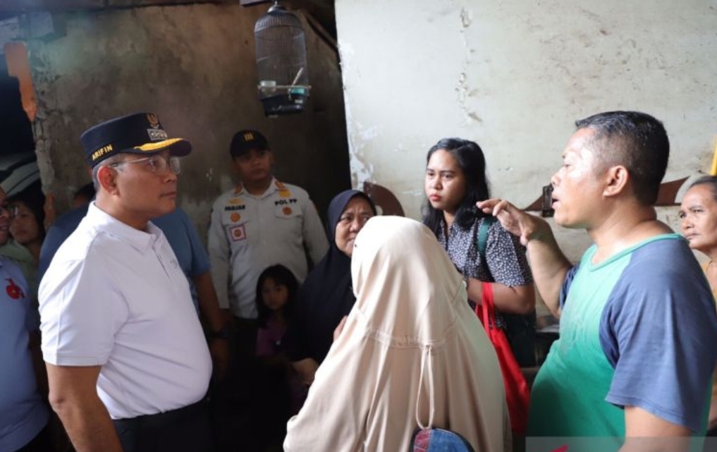 Wali Kota Jakarta Pusat Arifin berkunjung untuk melakukan penataan sekaligus membersihkan jalan layang (flyover) kolong Jembatan Tomang. (Antara/Pemkot Jakpus) - Image