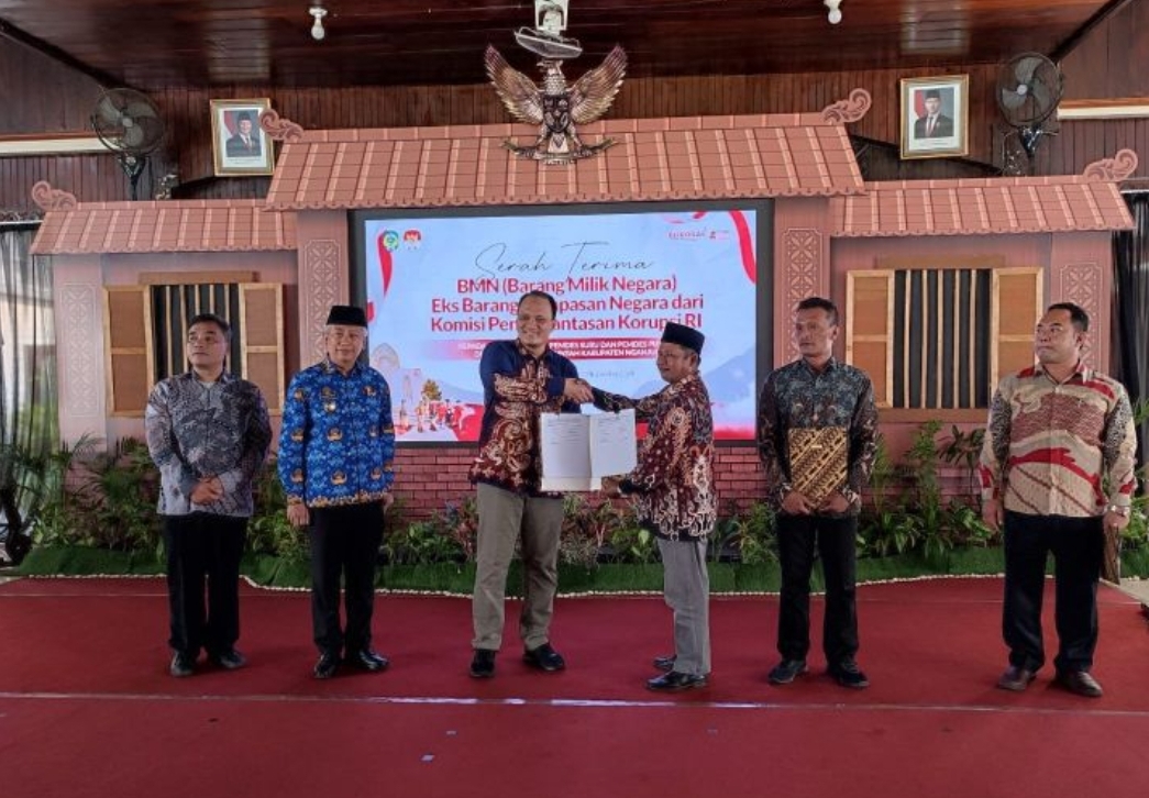KPK menyerahkan 67 bidang tanah senilai Rp27.082.275.000 melalui mekanisme hibah kepada tiga desa di Kabupaten Nganjuk. ANTARA/KPK - Image