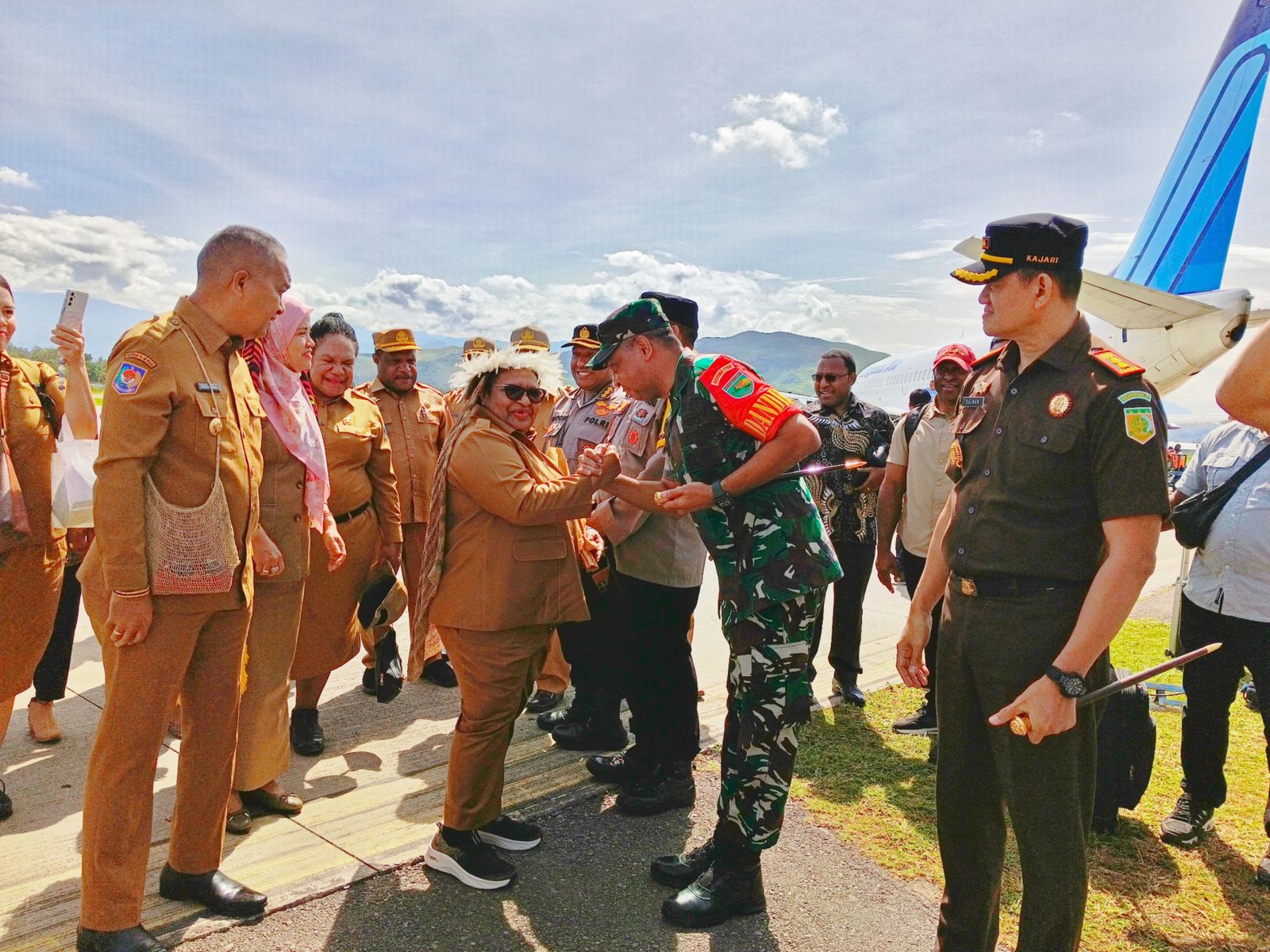 Komandan Kodim 1702/Jayawijaya Letkol Arh Reza Ch. A. Mamoribo (baju loreng). (Kodam XVII/Cenderawasih) - Image