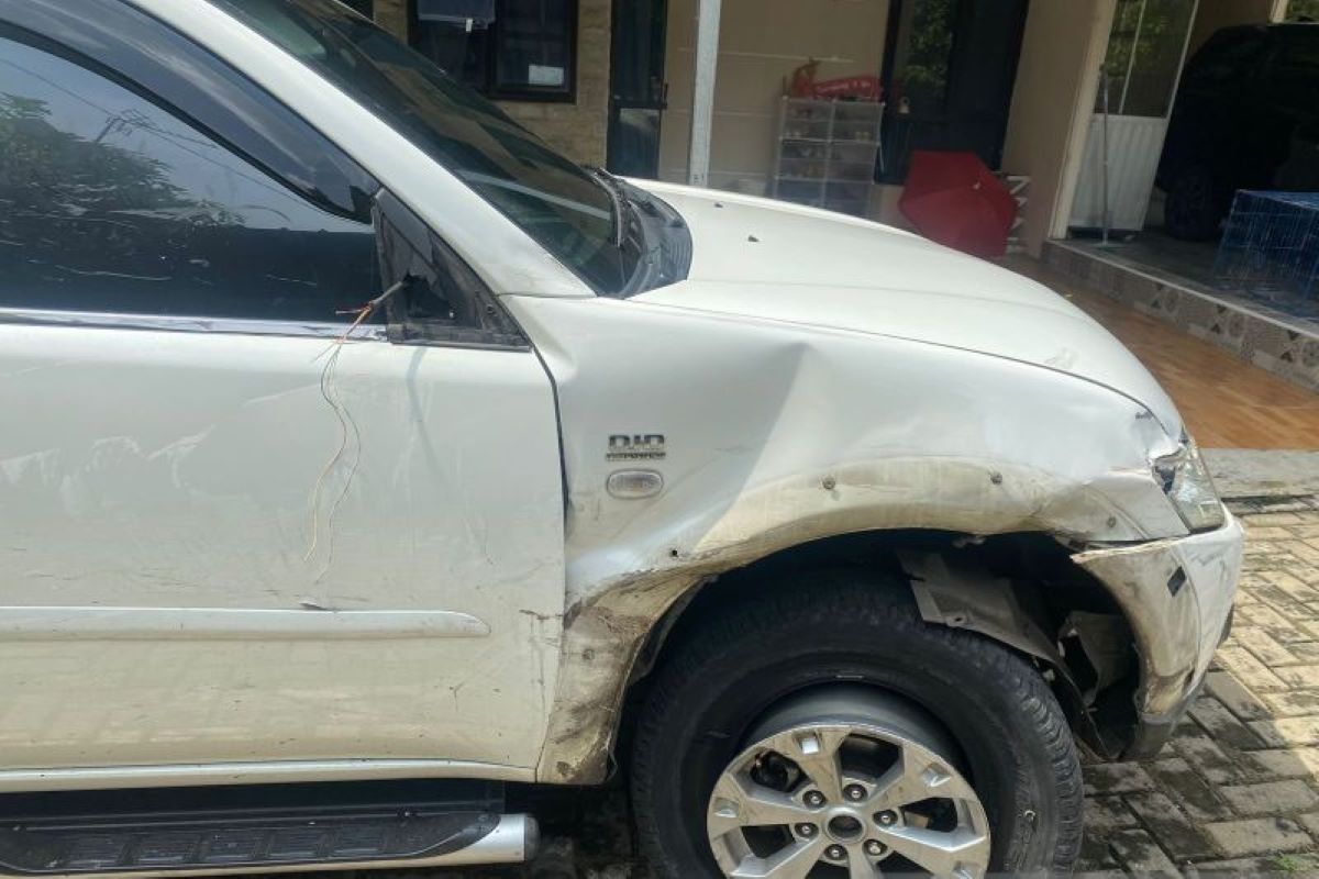 Mobil yang dikemudikan tersangka saat peristiwa tabrak lari di Kota Bogor pada Rabu (27/11). (Polresta Bogor Kota/Antara) - Image