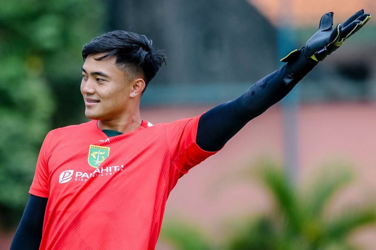 Perpanjangan kontrak Ernando Ari belum diumumkan oleh Persebaya Surabaya, apakah ini sebuah pertanda akan hengkang? (Media Persebaya) - Image