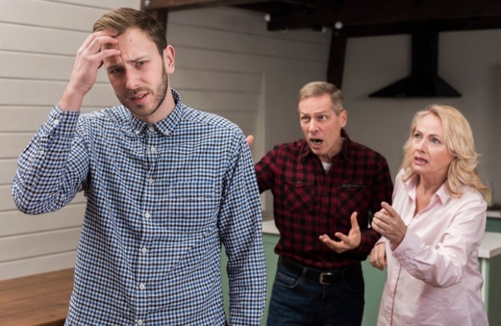 Ilustrasi orang yang kehilangan kedekatan dengan orang tuanya seiring bertambahnya usia. (Freepik) - Image