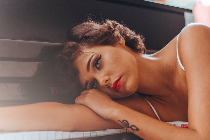 Ilustrasi seseorang yang kesepian - Image