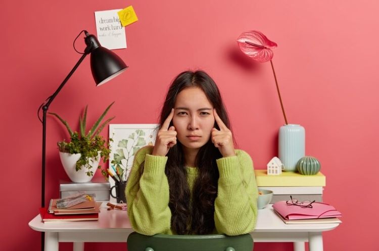 Ilustrasi- Orang yang terjebak overthinking (wayhomestudio-freepik) - Image