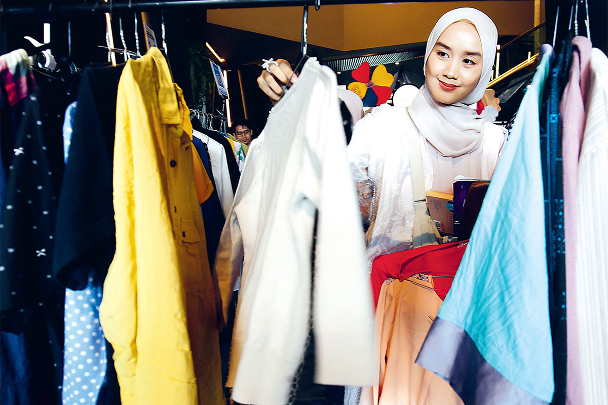 PERPANJANG UMUR BARANG: Pengunjung memilih pakaian preloved dalam event di Gading Serpong, Minggu (23/11). (M. ALI/JAWA POS) - Image
