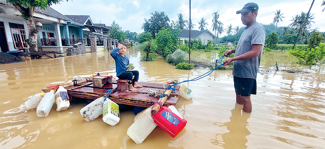 SUNGAI MELUAP: Banjir susulan menggenangi sebagian Desa Wonosari, Kecamatan Kecamatan Tempurejo, Jember, kemarin (1/12). (JAWA POS RADAR JEMBER) - Image