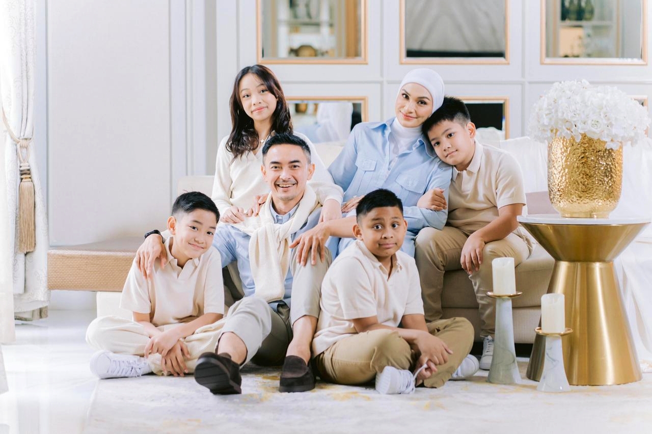 Foto prewed Putri Zulhas dan Zumi Zola bersama 4 anak mereka dari pernikahan sebelumnya. (Instagram: putri_zulhas) - Image