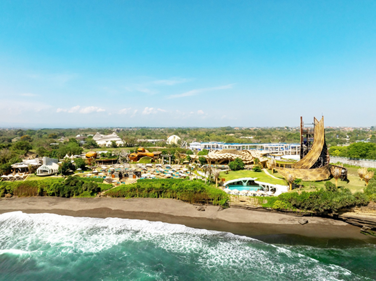 Pantai menjadi salah satu daya tarik Bali sebagai tujuan wisata. Foto: Nuanu Creative City (@nuanucreativecity) - Image