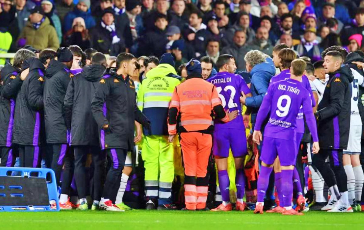 Pemain Fiorentina Edoardo Bove mendapatkan perhatian sangat serius setelah tiba-tiba pingsan saat La Viola menghadapi Inter Milan di Serie A. (Givemesport) - Image