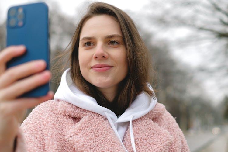 Ilustrasi seseorang foto selfie. (Pexels/SHVETS production) - Image