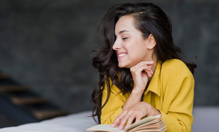Ilustrasi wanita sedang membaca buku (Freepik) - Image