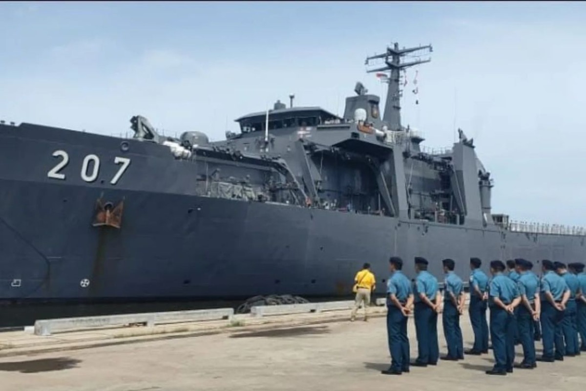 Prajurit TNI AL dari Yonmarhanlan III Jakarta mengamankan lokasi bersandarnya Kapal Perang Singapura RSS Endurance (207) di Dermaga IKT, Tanjung Priok, Jakarta Utara. (TNI AL) - Image