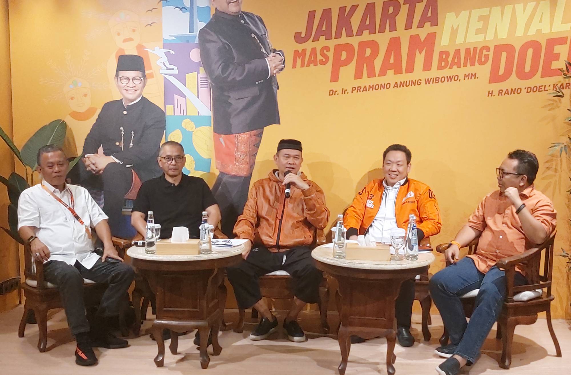 Ketua Tim Pemenangan Pramono Anung-Rano Karno, Lies Hartono alias Cak Lontong menggelar konferensi pers di kawasan Menteng, Selasa (3/12/2024). (Ryandi Zahdomo/JawaPos.com) - Image
