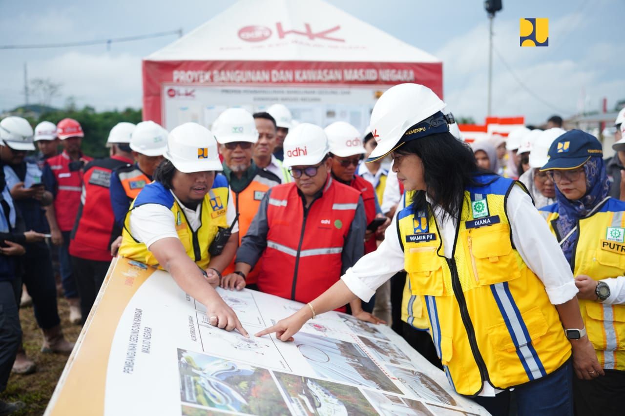 BERI ARAHAN: Diana Kusumastuti (dua dari kanan) memantau progres pembangunan Masjid Negara IKN. (HUMAS KEMENTERIAN PU) - Image
