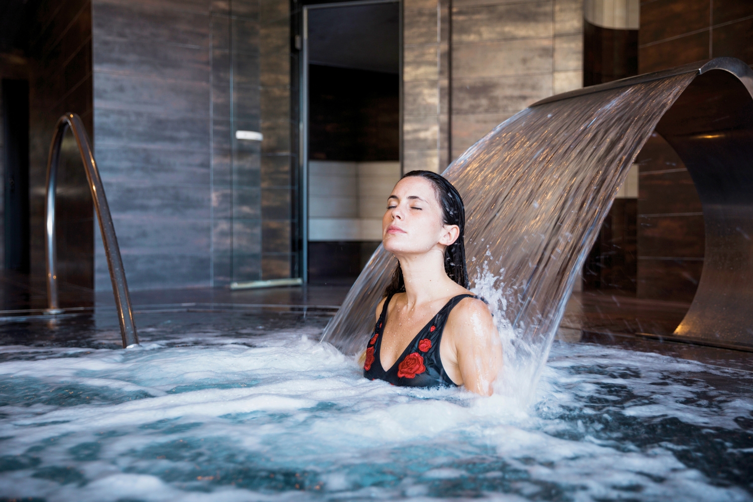 Ilustrasi mandi es atau berendam air dingin (Freepik) - Image