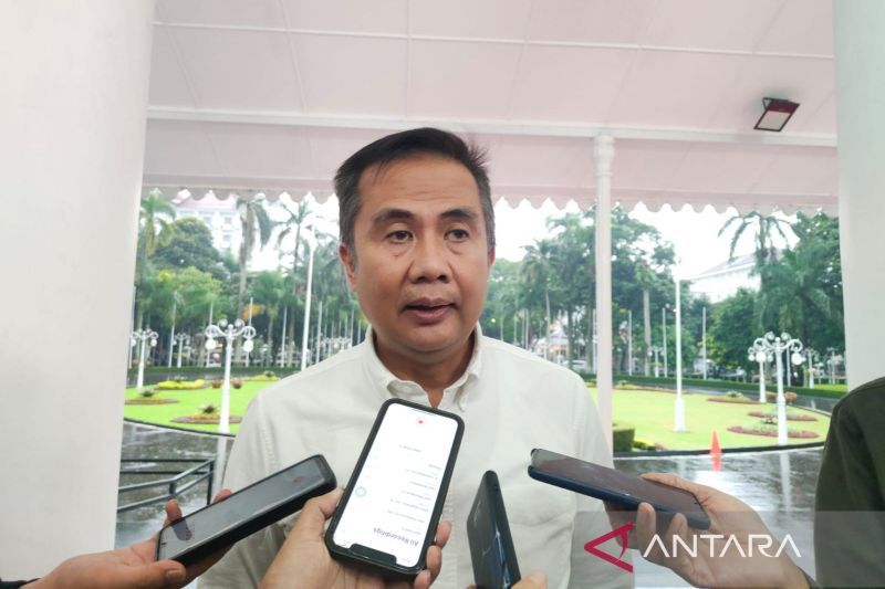 Penjabat Gubernur Jawa Barat Bey Machmudin. (ANTARA/Ricky Prayoga) - Image
