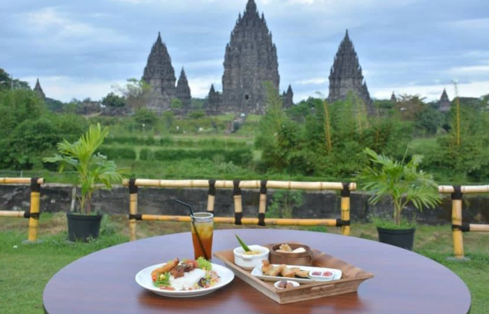 Rekomendasi 3 Tempat Makan di Jogja dengan View Candi Prambanan - Image
