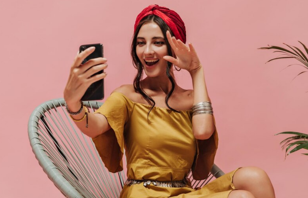 Ilustrasi influencer update di media sosial. (Freepik) - Image