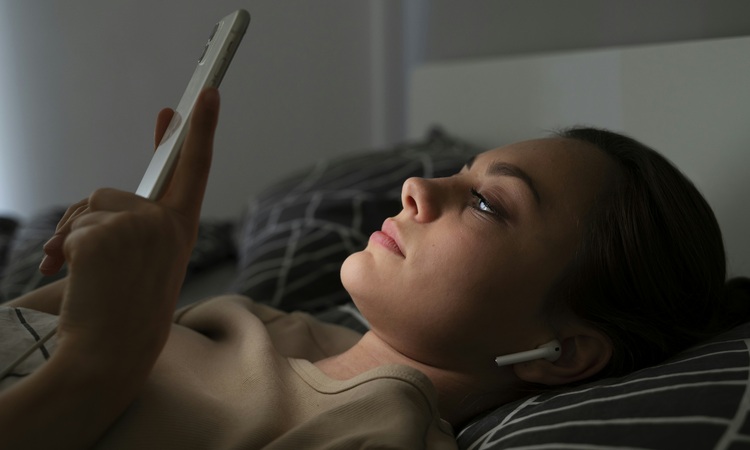 6 alasan Anda harus berhenti menggunakan ponsel saat akan tidur./Freepik. - Image