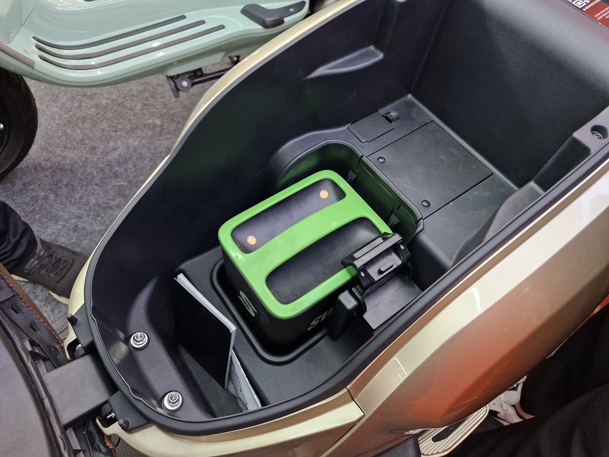 Area penyimpanan baterai sepeda motor listrik jadi bagian yang haram untuk dicuci. (Rian Alfianto/JawaPos.com) - Image