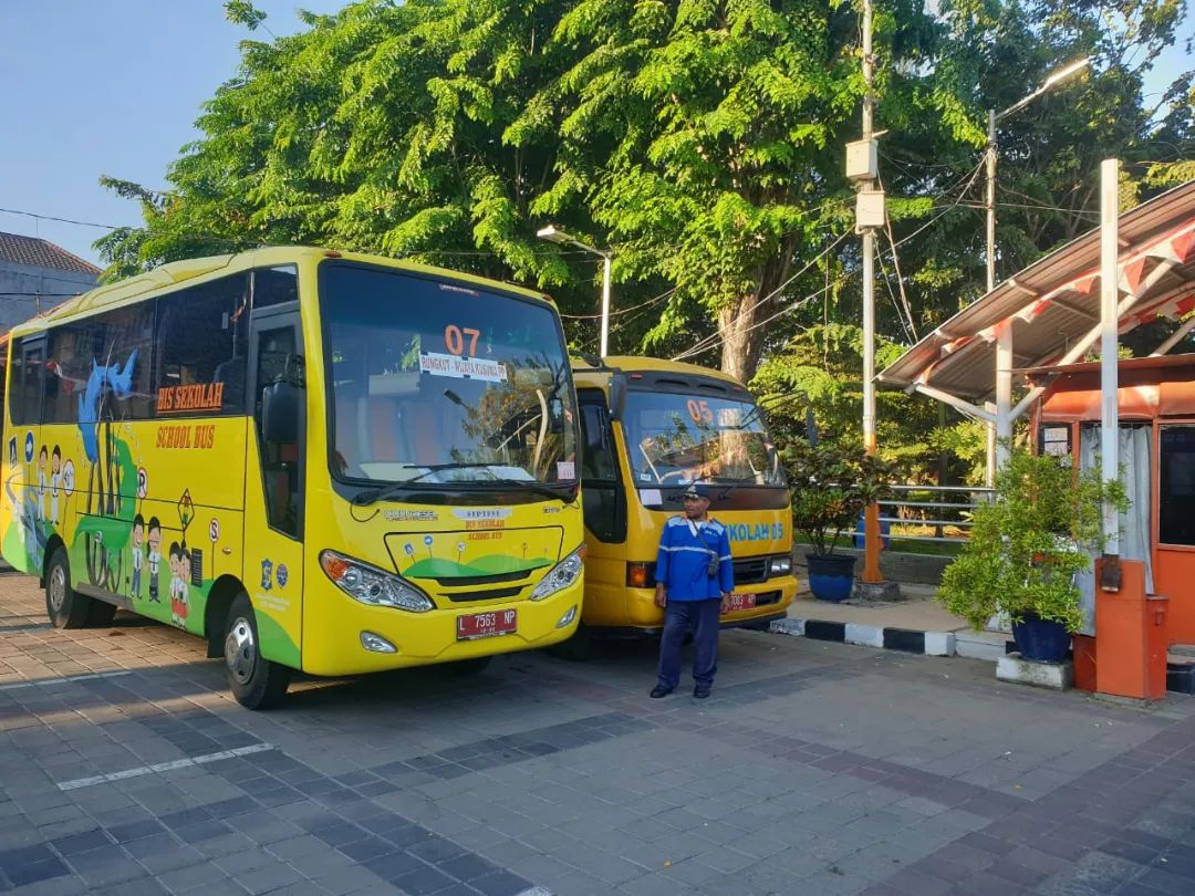 Potret bus sekolah di Kota Surabaya saat mengantar para pelajar sesuai rute yang tersedia. (Humas Pemkot Surabaya) - Image