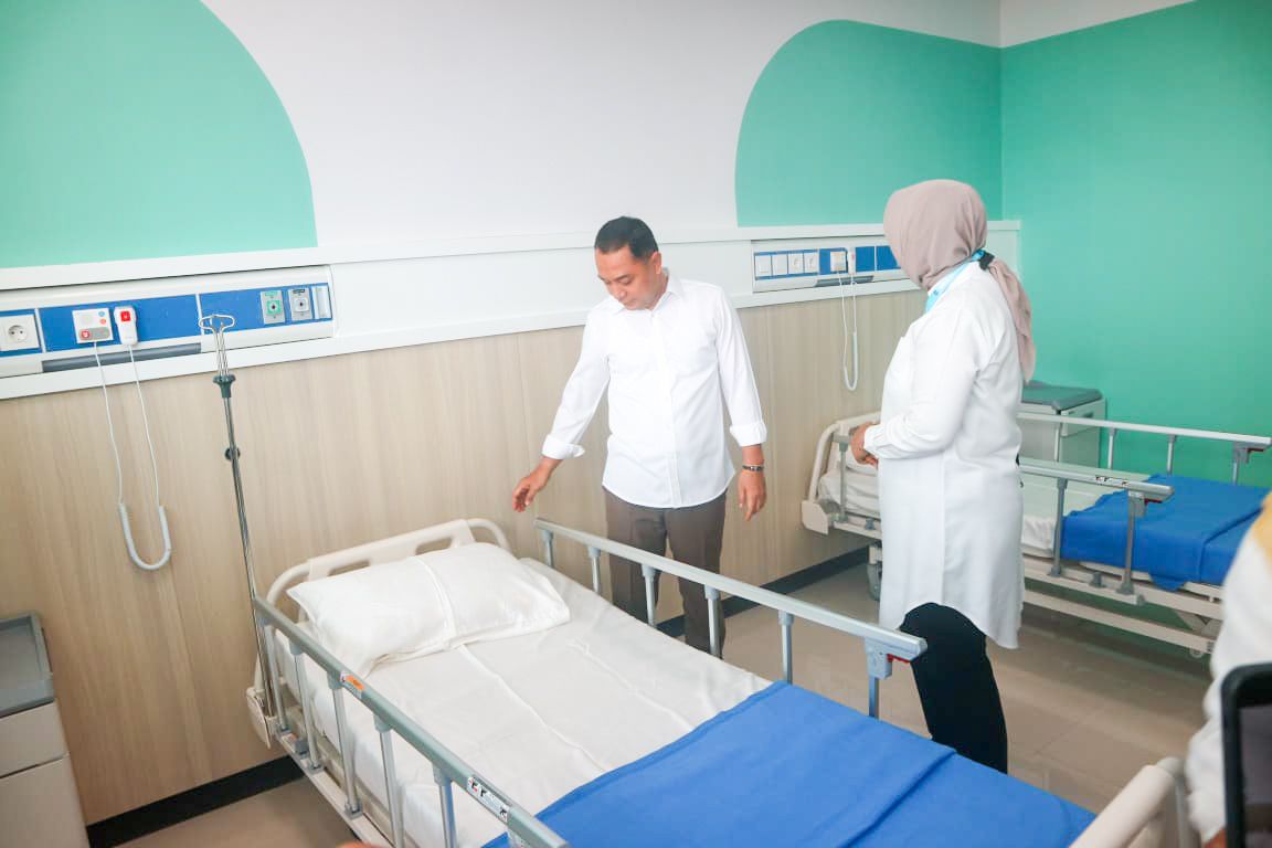 Wali Kota Surabaya, Eri Cahyadi meninjau fasilitas RSUD Eka Candrarini. (Juliana Christy/JawaPos.com) - Image