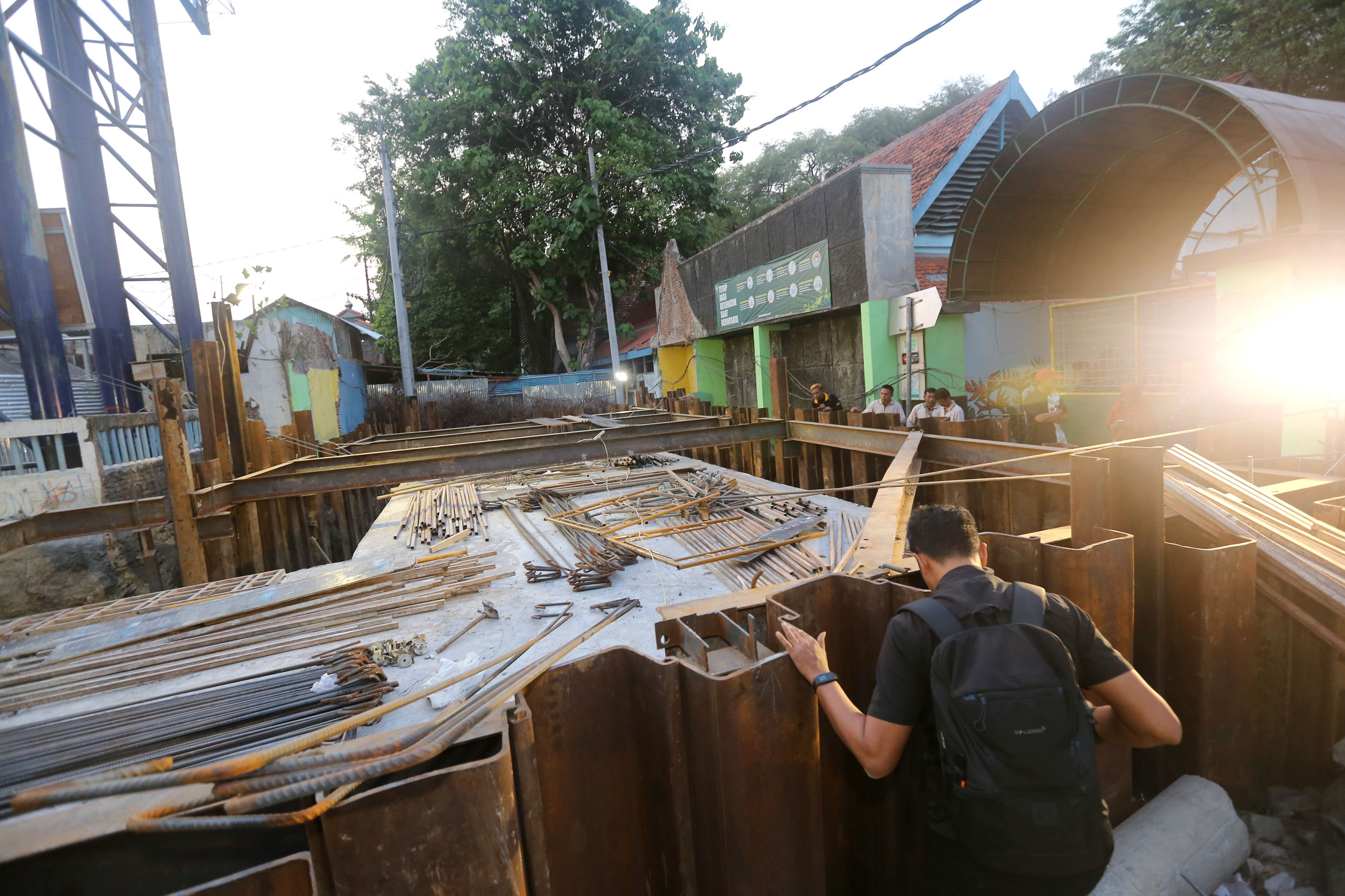 Proyek pembangunan terowongan khusus pejalan kaki yang menghubungkan TIJ-KBS belum rampung. (Humas Pemkot Surabaya) - Image