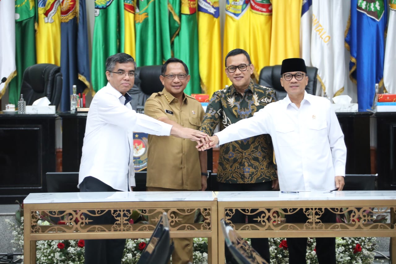 MoU: Empat kementerian bersepakat untuk melindungi pekerja migran Indonesia dengan keberangakatan ilegal. (Foto: Folly Akbar/Jawa Pos) - Image