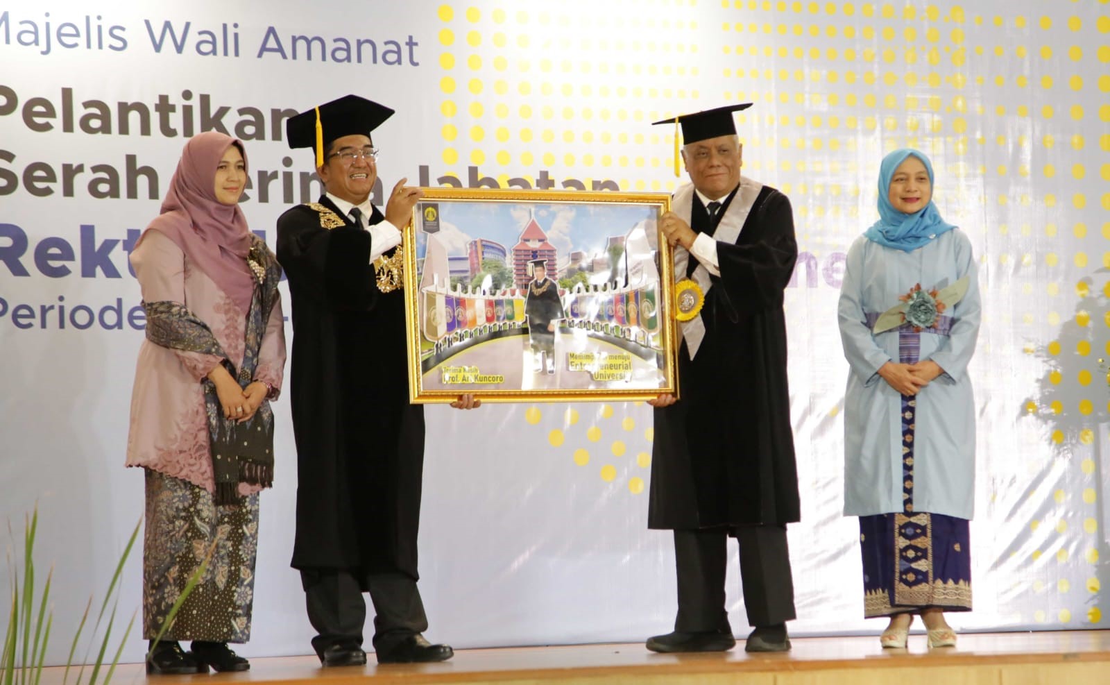 Pelantikan Rektor UI periode 2024-2029 di kampus UI Depok, Jawa Barat (4/12). (Foto: Humas Kemendiktisaintek) - Image