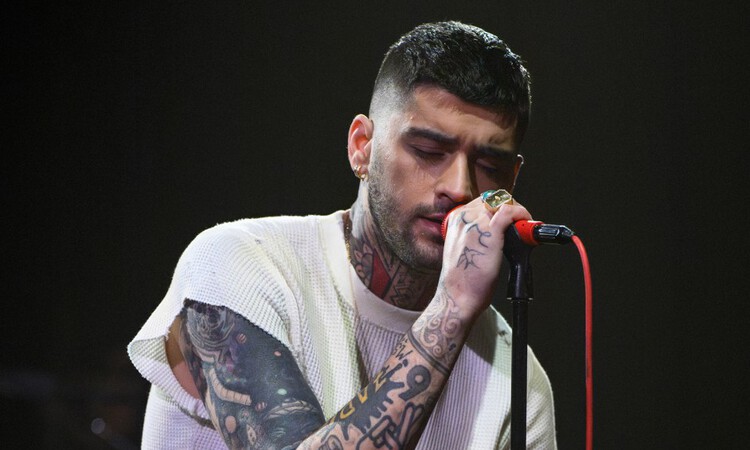 Potret Zayn Malik saat melakukan pertunjukan diacara Tonight Show with Jimmy Fallon pada Mei tahun 2024 (Billboard) - Image