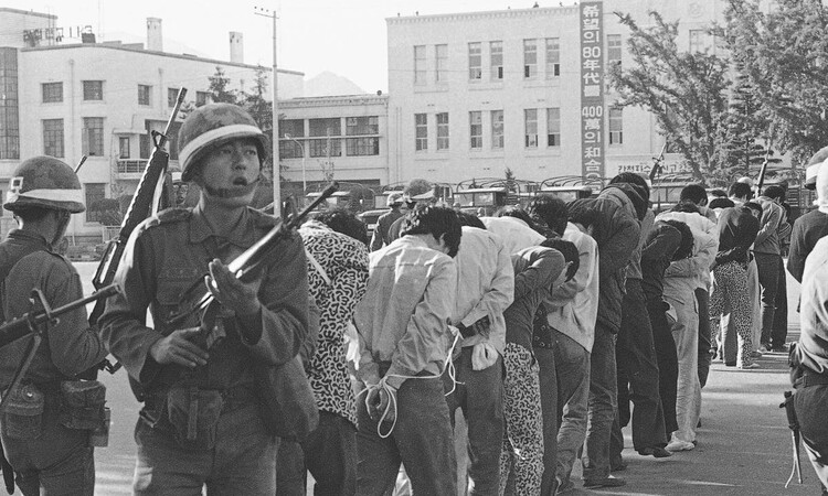 Potret para tentara dan para tahanan demontrasi saat darurat militer di Gwangju, Korea Selatan pada tahun 1980 (The New York Times) - Image