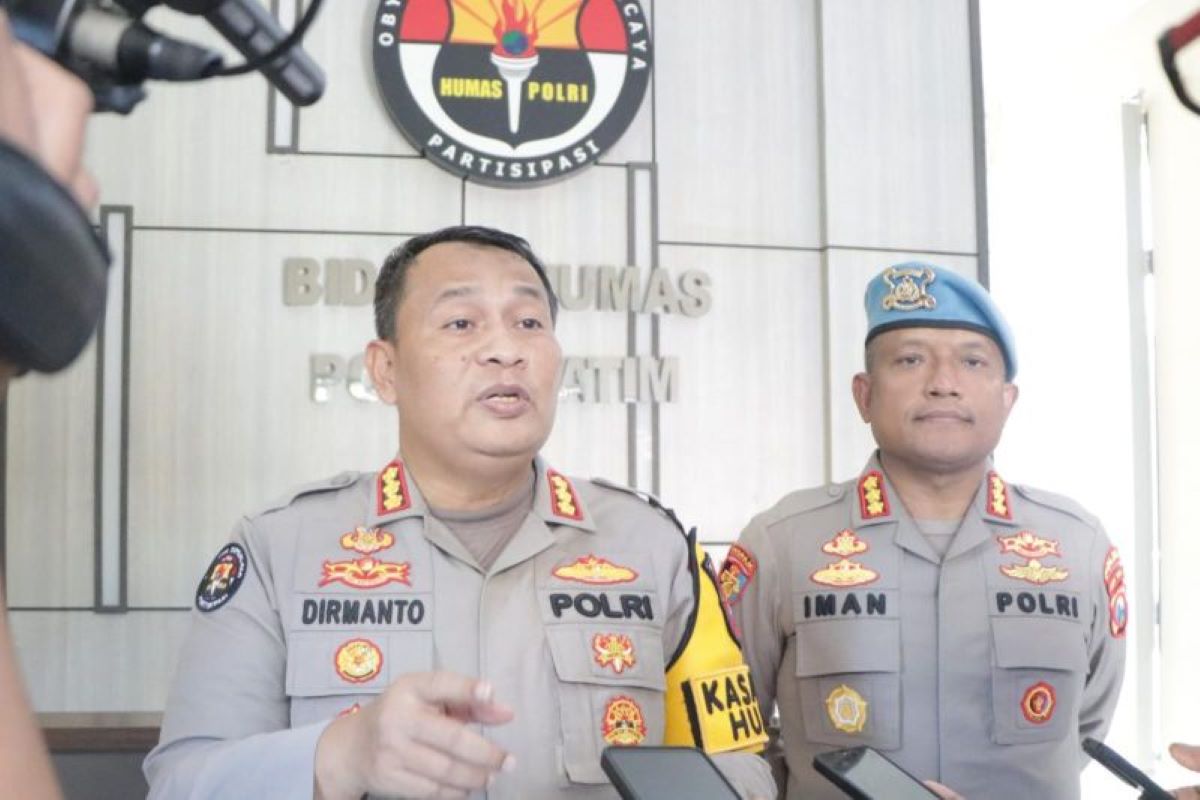 Kepala Bidang Humas Kepolisian Daerah Jawa Timur Komisaris Besar Polisi Dirmanto (kiri). (Bidhumas Polda Jatim/Antara) - Image