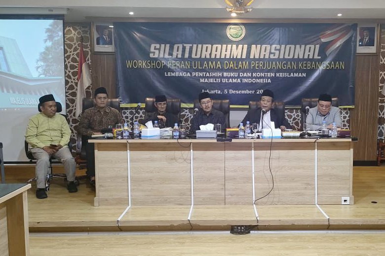 Wakil Ketua Umum MUI Marsudi Syuhud (dua dari kanan) dalam Silatnas LPBKI MUI di Jakarta (5/12). (Foto: Humas MUI) - Image