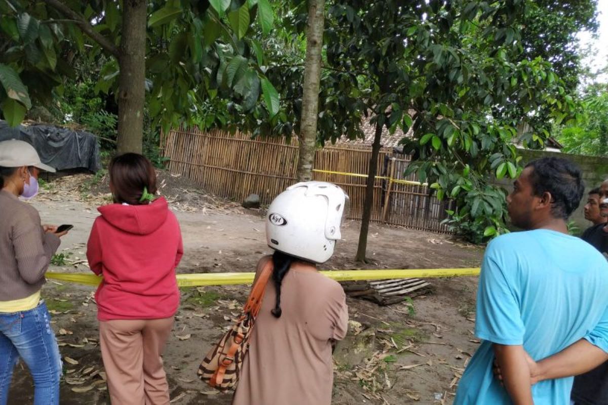 Tempat kejadian perkara (TKP) dugaan pembunuhan satu keluarga di Desa Pandantoyo, Kecamatan Ngancar, Kabupaten Kediri, Kamis (5/12). (Antara) - Image