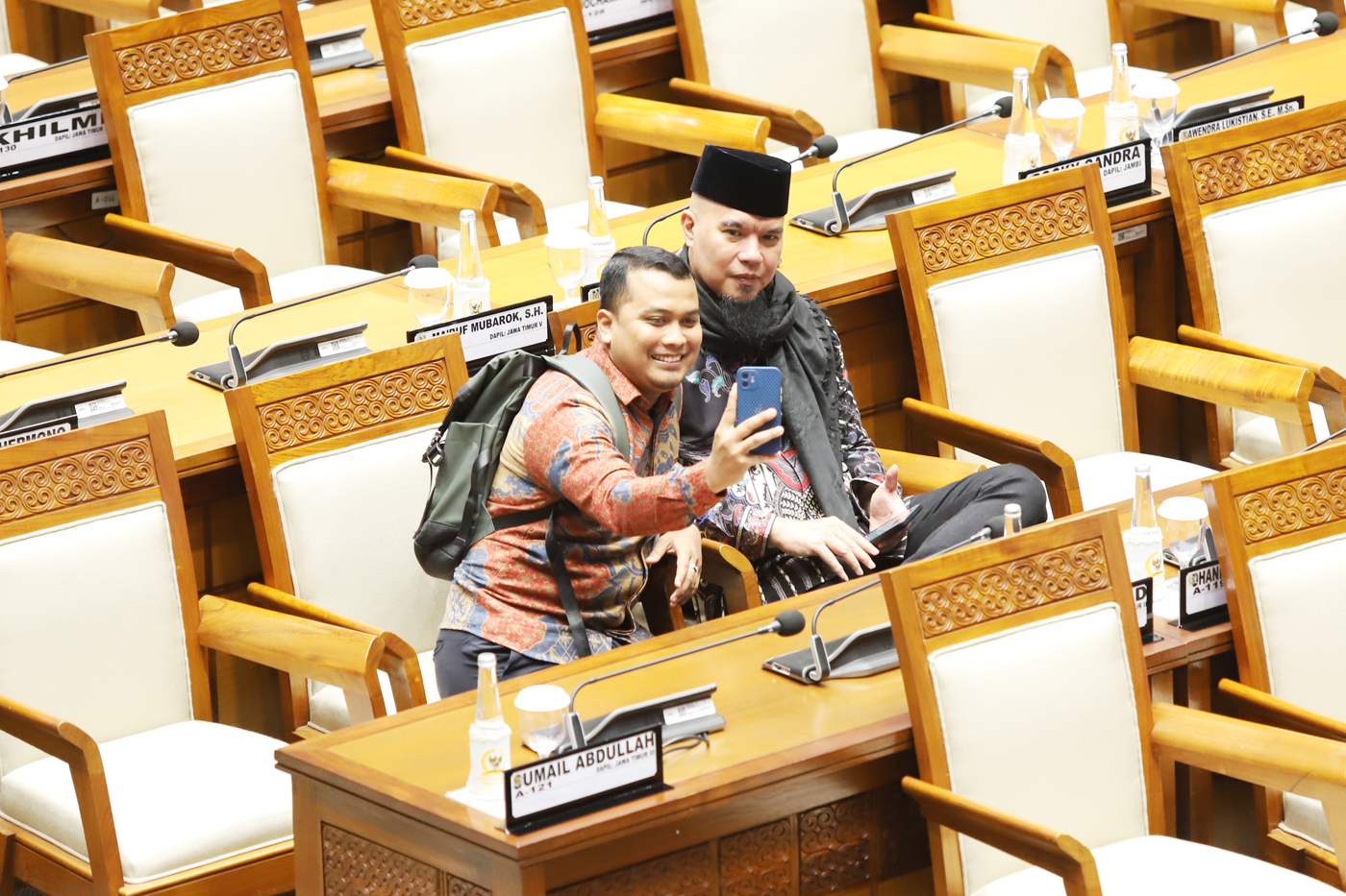Anggota DPR fraksi Gerindra Ahmad Dhani mengikuti rapat Paripurna DPR ke-9 Masa Persidangan I Tahun Sidang 2024-2025 di Kompleks Parlemen, Senayan, Jakarta, Kamis (5/12/2024). (Dery Ridwansah/ JawaPos.com) - Image