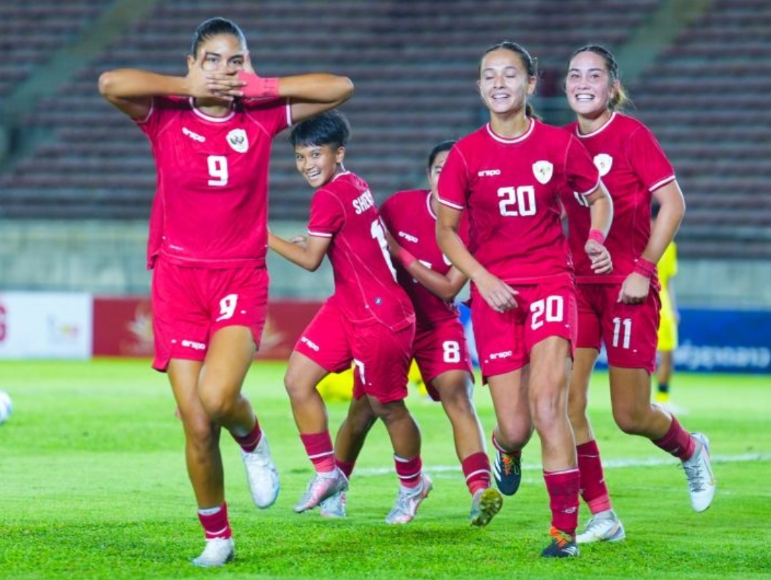 Penyerang Timnas Indonesia Putri Claudia Scheunemann (kiri) merayakan gol yang dicetaknya ke gawang Malaysia pada laga Grup B Piala AFF Putri 2024. (Antara/PSSI) - Image
