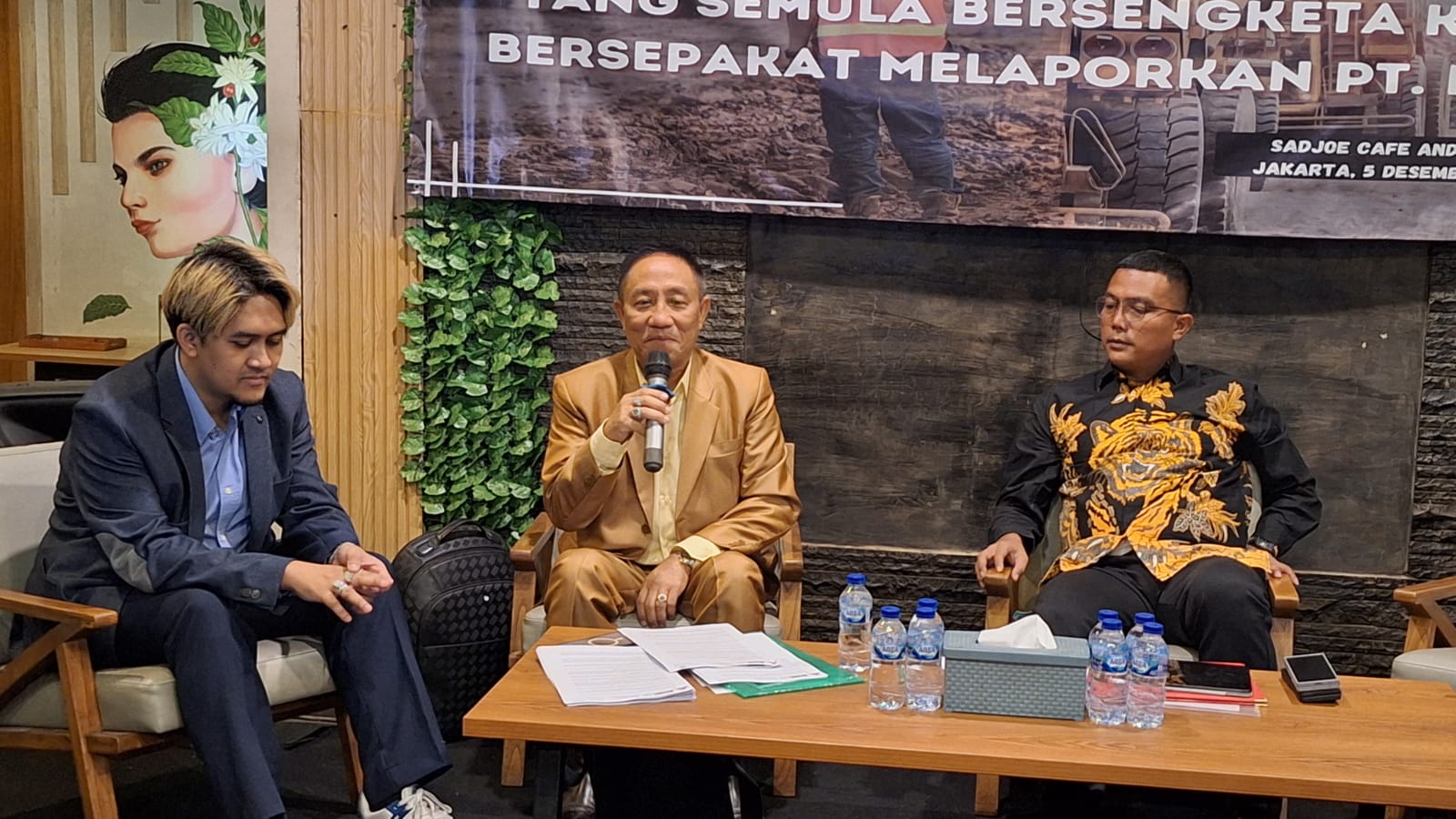 Kuasa hukum Wang De Zhou dan Gao Jin Liang, Ridwan Anthony Taufan memutuskan berdamai dengan 2 pengusaha tambang. (Sabik Aji Taufan/JawaPos.com) - Image