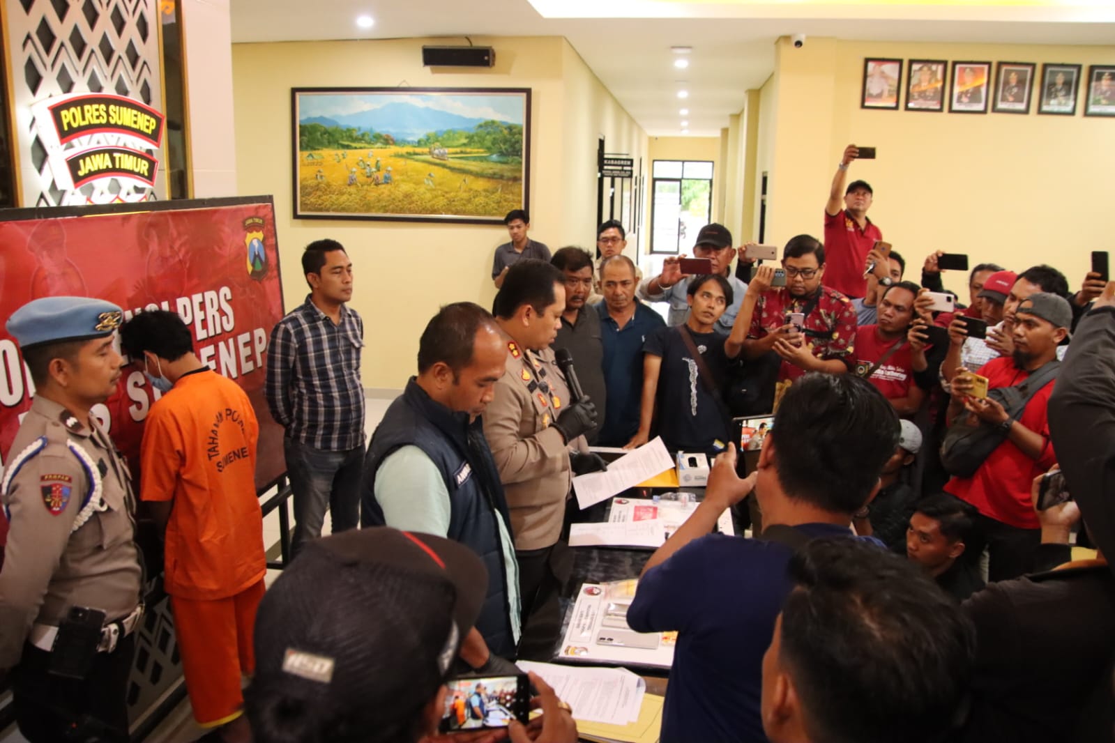 Polres Sumenep menggelar konferensi pers terkait penangkapan Anggota DPRD Kota Sumenep BEI sebagai pengedar narkoba. (Dokumentasi Polres Sumenep) - Image