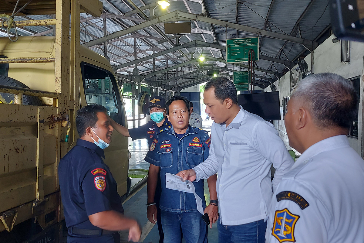 Anggota DPRD Surabaya meninjau lokasi KIR di Dinas Perhubungan Kota Surabaya. (Galih Adi Prasetyo/Jawa Pos) - Image