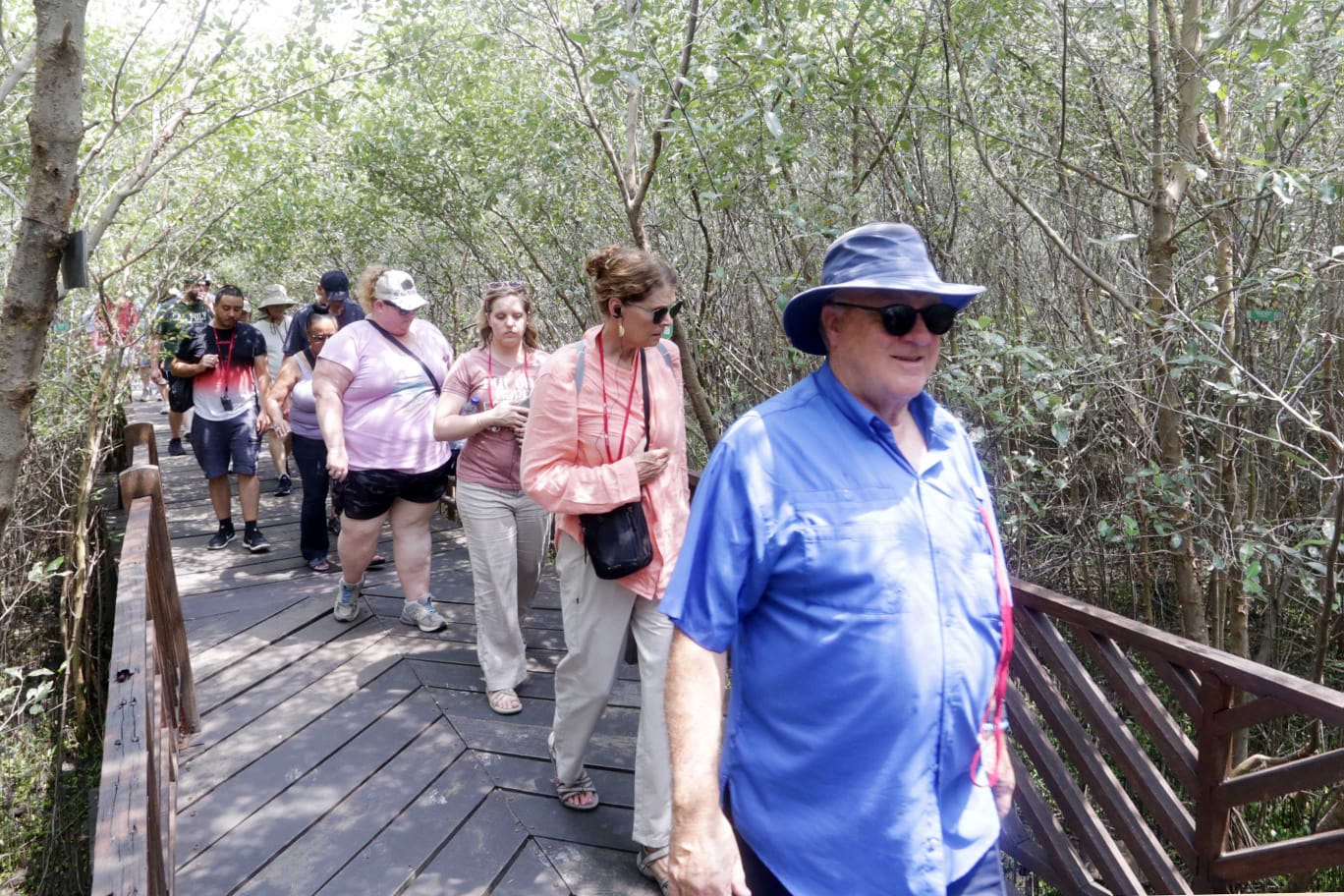 Kebun Raya Mangrove (KRM) di kawasan Gunung Anyar Surabaya menjadi destinasi favorit bagi wisatawan mancanegara. (Robertus Risky / Jawa Pos) - Image