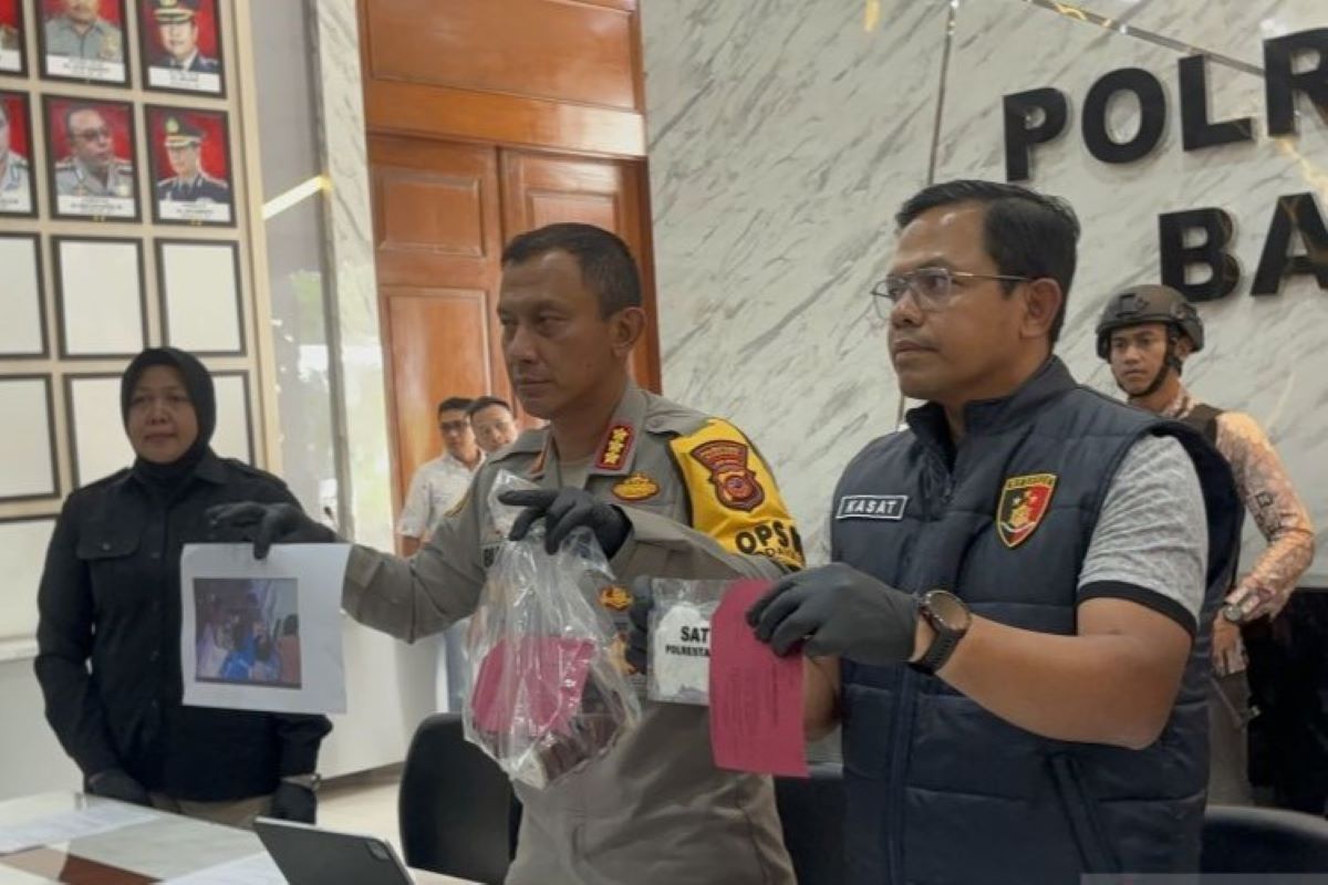 Kapolrestabes Bandung Kombespol Budi Sartono saat ungkap kasus aksi eksibisionis di Mapolrestabes Bandung, Jumat (6/12). (Rubby Jovan/Antara) - Image