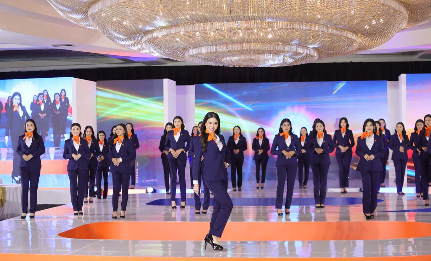 Sesi fashion show yang mengenakan seragam resmi dan diperagakan langsung oleh para anggota tim BookC